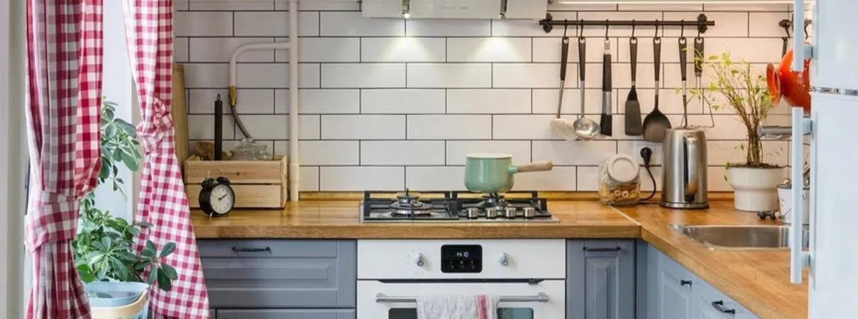 Как обустроить кухню площадью 6 квадратных метров с холодильником