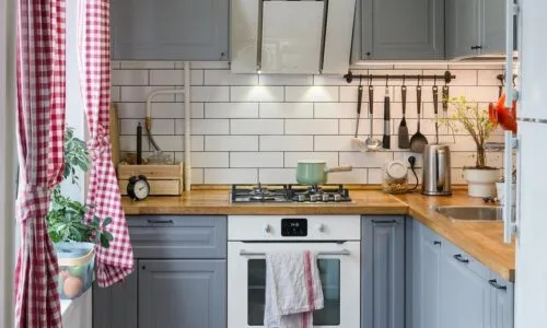 Как обустроить кухню площадью 6 квадратных метров с холодильником