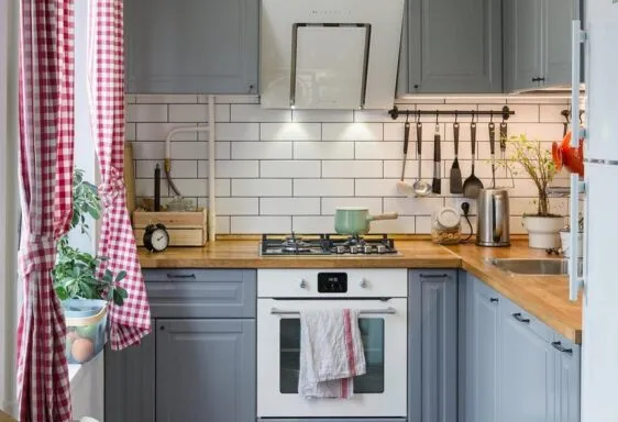 Как обустроить кухню площадью 6 квадратных метров с холодильником