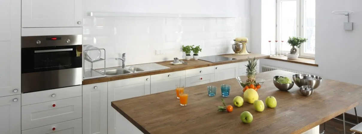 Как обустроить кухню без верхних шкафов