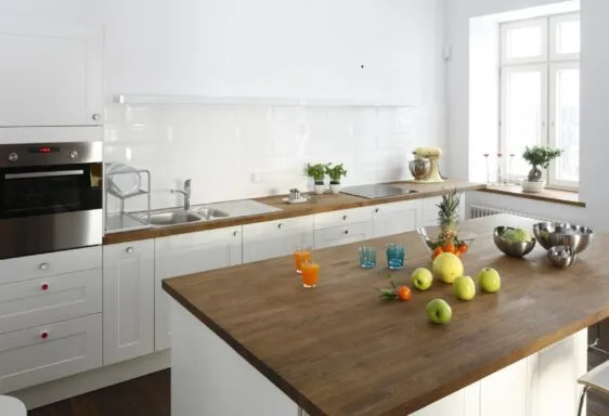 Как обустроить кухню без верхних шкафов