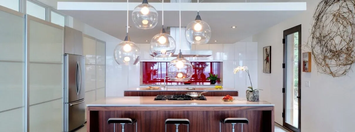 Преимущества и особенности натяжного потолка на кухне