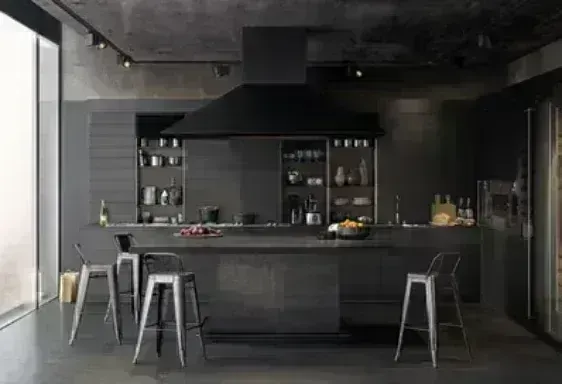 Черная кухня: как создать стильный дизайн и избавиться от мрачности цвета